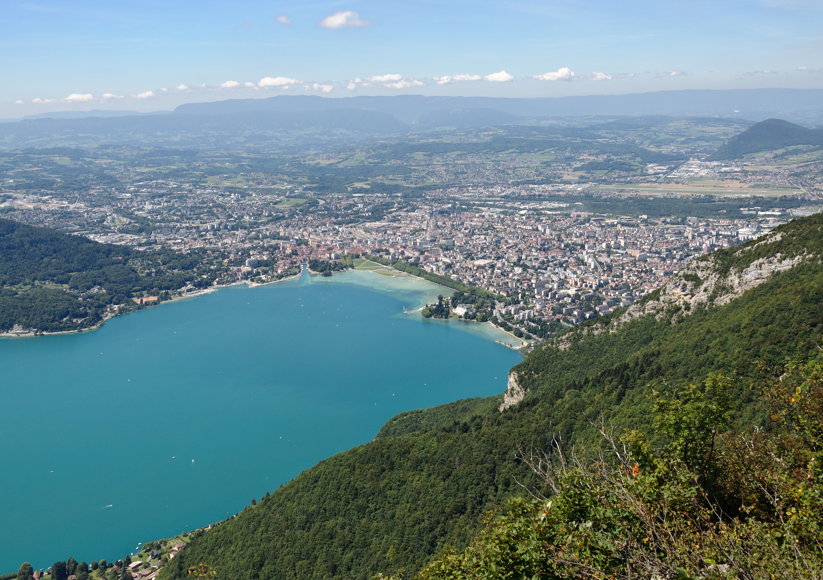Lac d’Annecy, montagnes et eau claire